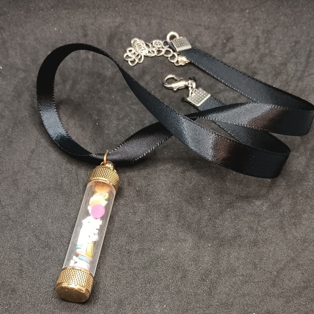 Hand Crafted Elegant Black and Gold Pendant Necklace